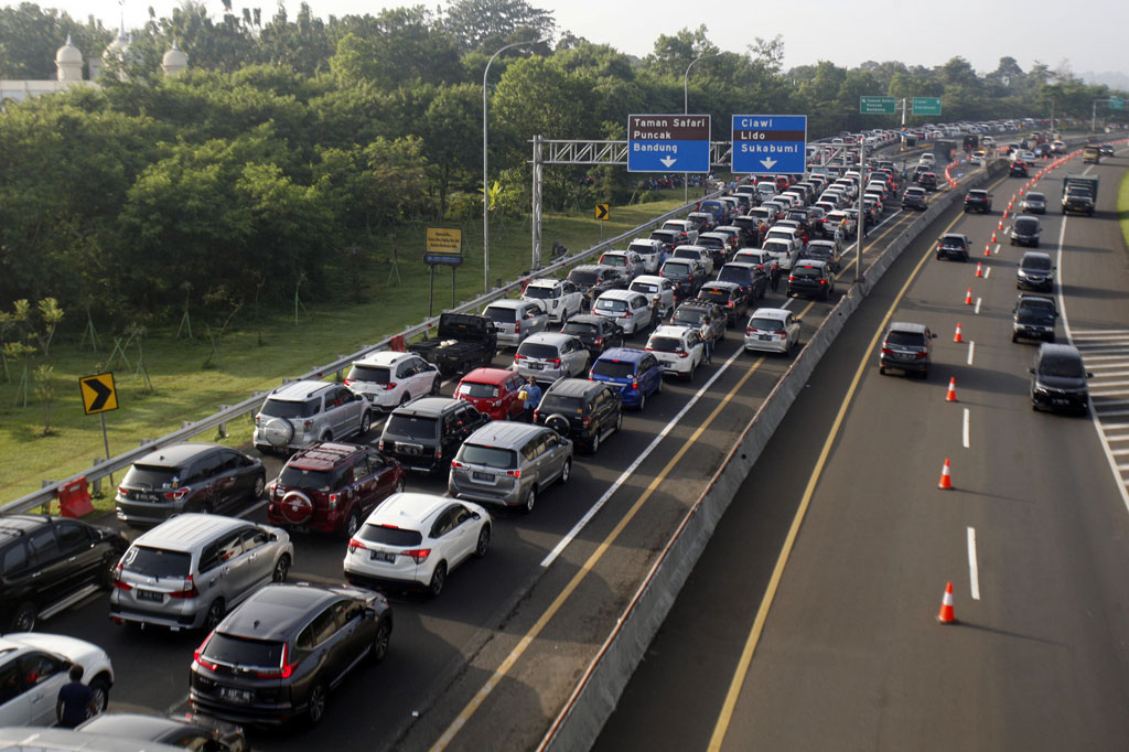 Tingginya volume kendaraan menuju kawasan wisata Puncak Bogor pada libur akhir pekan dan libur hari kemerdekaan membuat penumpukan dan kepadatan di kawasan tersebut. Sat Lantas Polres Bogor memberlakukan rekayasa lalu lintas buka tutup jalan satu arah serta pemberlakuan sistem lawan arus (contraflow) untuk mengurai kepadatan kendaraan.