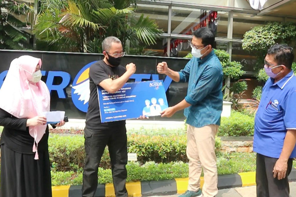 Donasi diserahkan langsung oleh Head of Media Academy Andi Setia Gunawan dan Head of PR & Partnership Media Academy Henny Puspitasari kepada Penanggung Jawab Dompet Kemanusiaan Media Group (DKMG) Ali Sadikin.