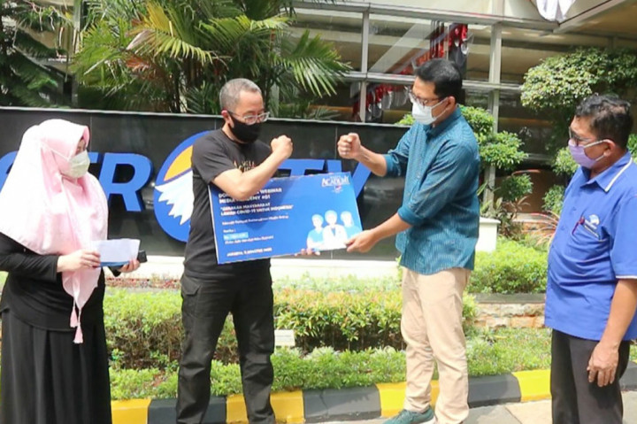 Donasi diserahkan langsung oleh Head of Media Academy Andi Setia Gunawan dan Head of PR & Partnership Media Academy Henny Puspitasari kepada Penanggung Jawab Dompet Kemanusiaan Media Group (DKMG) Ali Sadikin.