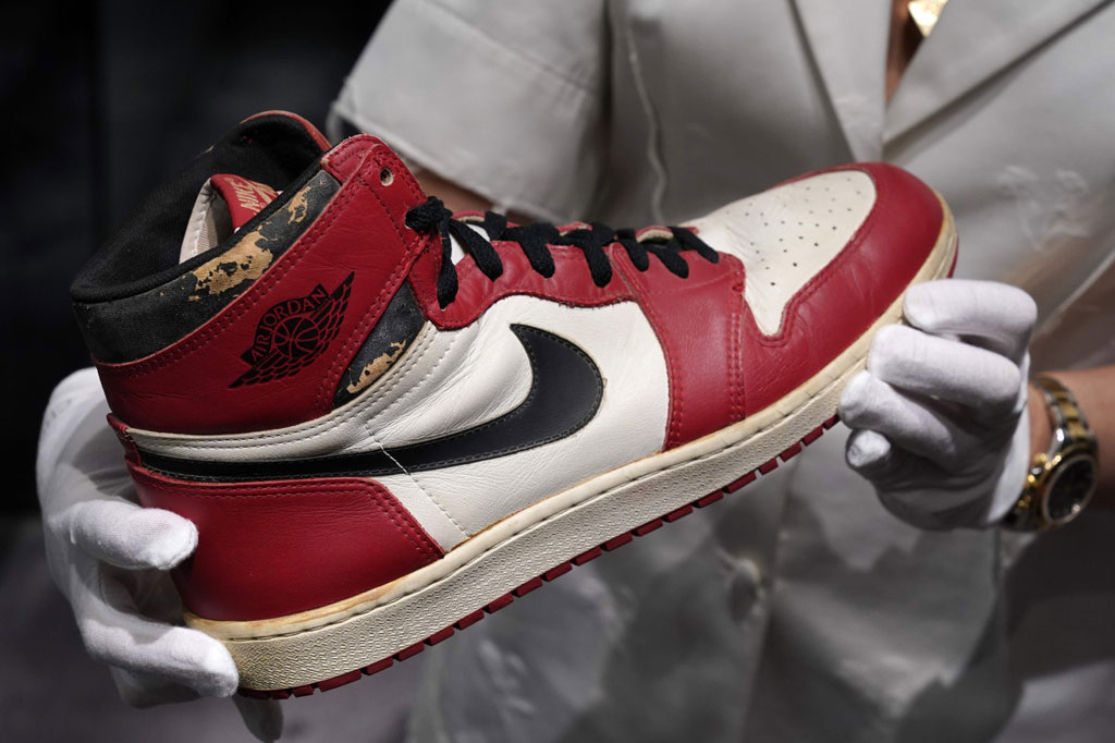 Sepasang sepatu Air Jordan 1 High milik legenda NBA Michael Jordan dijual seharga USD615.000 (setara Rp9,2 miliar) pada sebuah lelang online, Kamis, 14 Agustus 2020.