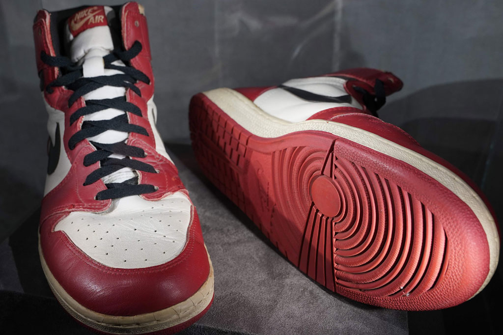 Air Jordan 1 Hight merupakan sepatu yang dikenakan megastar NBA itu dalam sebuah pertandingan persahabatan pada 1985 di Italia.