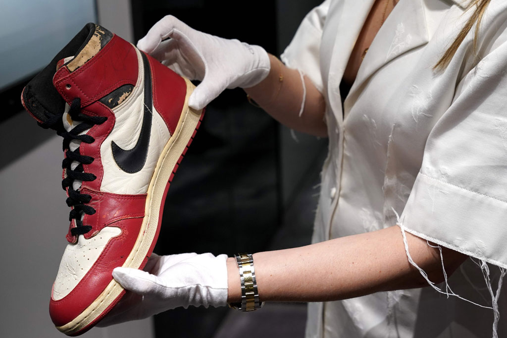 Penjualan satu pasang sepatu tersebut menciptakan rekor harga sepatu olahraga termahal di dunia sepanjang masa, memecahkan rekor yang dipegang sepasang sepatu Air Jordan yang dilelang pada Mei lalu dengan harga USD560.000 atau sekitar Rp8,1 miliar.