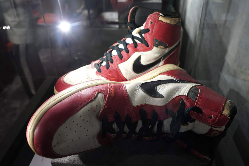 Saat itu, ia melepaskan dunk yang begitu keras sampai memecahkan papan kaca hingga berserakan. Pada saat mengenakan sepatu merah hitam itu, Jordan mencetak 30 poin bersama tim NBA Chicago Bulls.