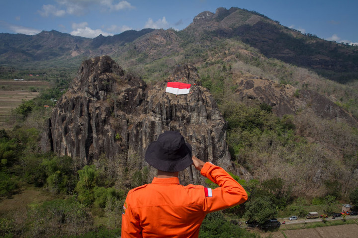 Pengibaran Bendera Merah Putih berukuran 12X16 meter di atas bukit tersebut untuk menyambut perayaan HUT ke-75 Republik Indonesia. 