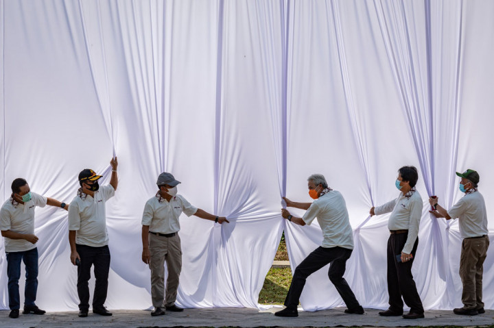 Gubernur Jateng Ganjar Pranowo (ketiga kanan) didampingi Direktur Utama Perum Perhutani Wahyu Kuncoro (kiri) dan Komisaris Utama PT Taman Wisata Jateng Prijo Handoko Rahardjo (kedua kanan) secara simbolis membuka tirai saat peletakan batu pertama pembangunan wisata Jateng Valley, di kawasan Wana Wisata Penggaron, Ungaran Timur, Kabupaten Semarang, Jawa Tengah, Sabtu, 15 Agustus 2020.