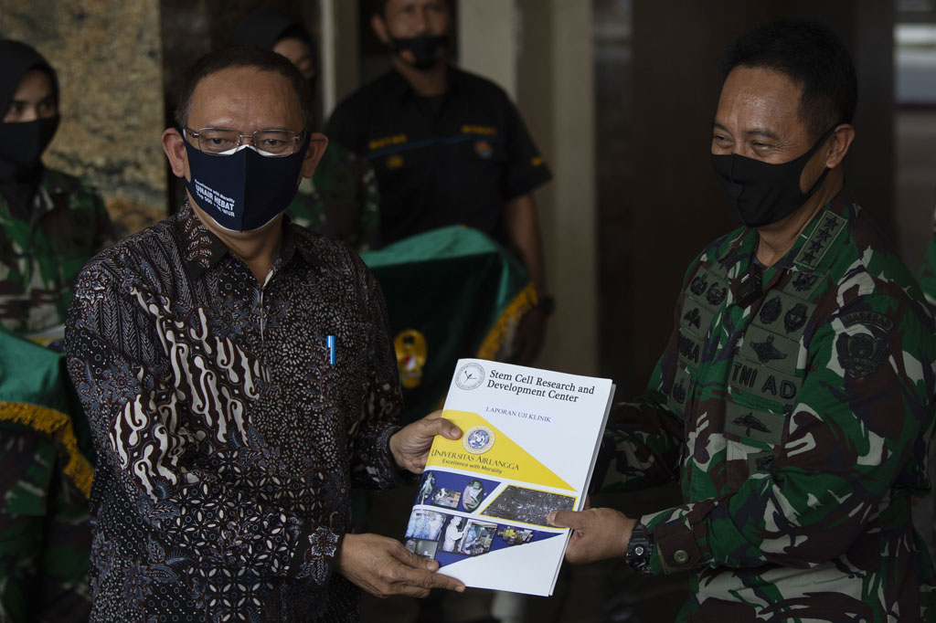 Wakil Ketua Komite Pelaksana Penanganan Covid-19 dan Pemulihan Ekonomi Nasional (PEN) yang juga Kepala Staf Angkatan Darat (KSAD) Jenderal Andika Perkasa (kanan) menerima hasil uji klinis tahap tiga obat baru untuk penanganan pasien covid-19 dari Rektor Universitas Airlangga (Unair) Mohammad Nasih di Jakarta, Sabtu, 15 Agustus 2020. 