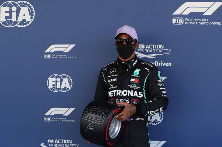 Lewis Hamilton merebut pole position Grand Prix Formula 1 Spanyol, setelah menjadi yang tercepat pada sesi kualifikasi pada Sabtu, 15 Agustus 2020. Pembalap asal Inggris tersebut unggul tipis atas rekan satu timnya, Valtteri Bottas.