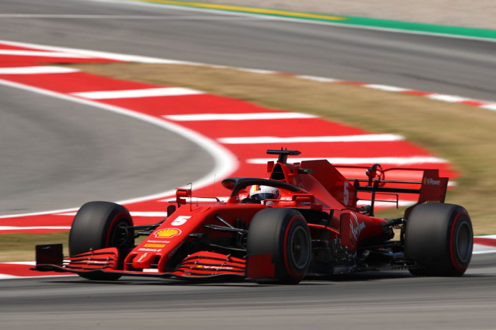 Sementara itu Sebastian Vettel masih kewalahan menemukan kecepatan Ferrari SF1000 dan gagal lolos ke Q3 untuk kedua kalinya secara beruntun setelah terpaut 0,002 detik.