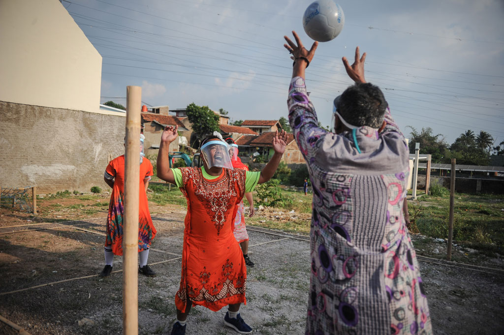 Berbagai perlombaan khas Agustusan digelar, seperti bola voli plastik, sepak bola pria yang mengenakan daster, dan lain-lain. 