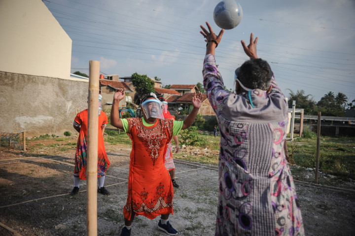 Berbagai perlombaan khas Agustusan digelar, seperti bola voli plastik, sepak bola pria yang mengenakan daster, dan lain-lain. 