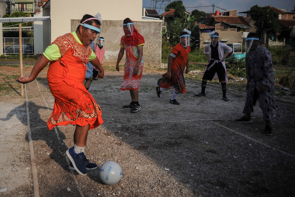 Berbagai perlombaan khas Agustusan digelar, seperti bola voli plastik, sepak bola pria yang mengenakan daster, dan lain-lain. 