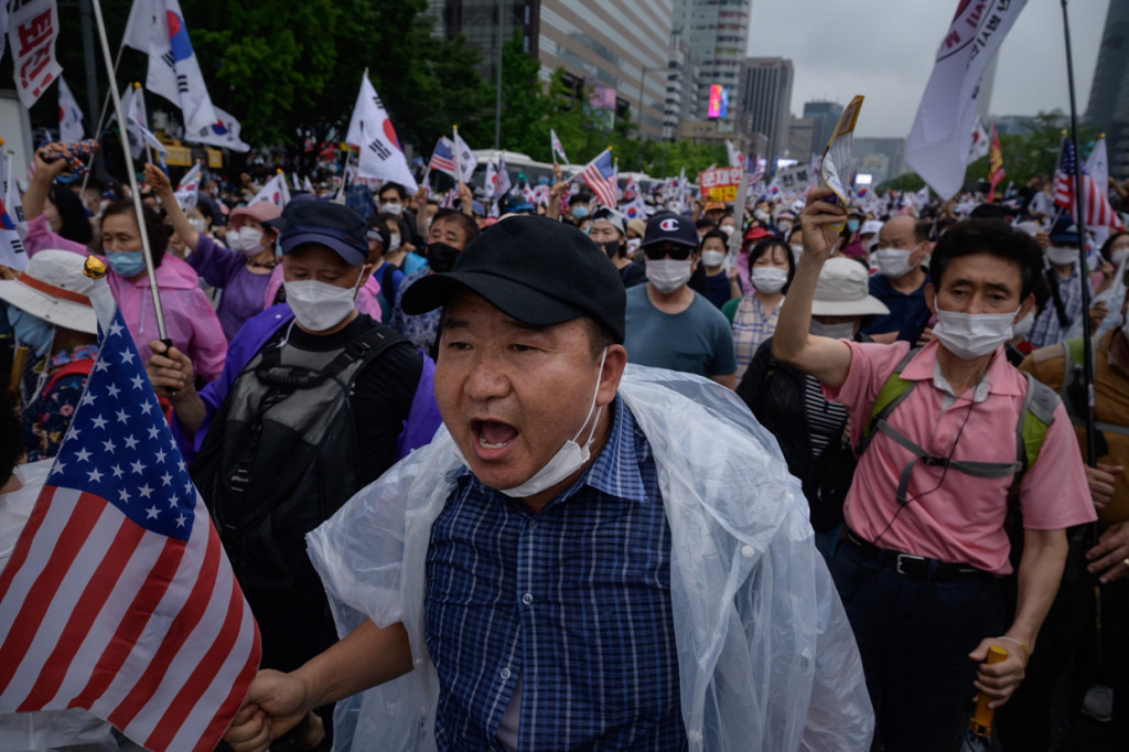Namun, meski lonjakan kasus virus korona di Korea Selatan telah mendorong pihak berwenang untuk memberlakukan kembali pembatasan jarak sosial yang lebih ketat di Seoul, tetapi itu tidak menghentikan ribuan demonstran untuk memprotes kebijakan Presiden Moon Jae-in.