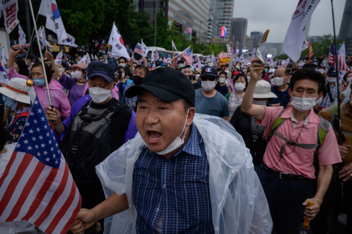 Namun, meski lonjakan kasus virus korona di Korea Selatan telah mendorong pihak berwenang untuk memberlakukan kembali pembatasan jarak sosial yang lebih ketat di Seoul, tetapi itu tidak menghentikan ribuan demonstran untuk memprotes kebijakan Presiden Moon Jae-in.