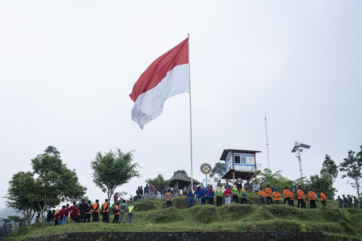 Petugas mengibarkan Bendera Merah Putih di Bukit Klangon, Cangkringan, Sleman, DI Yogyakarta.