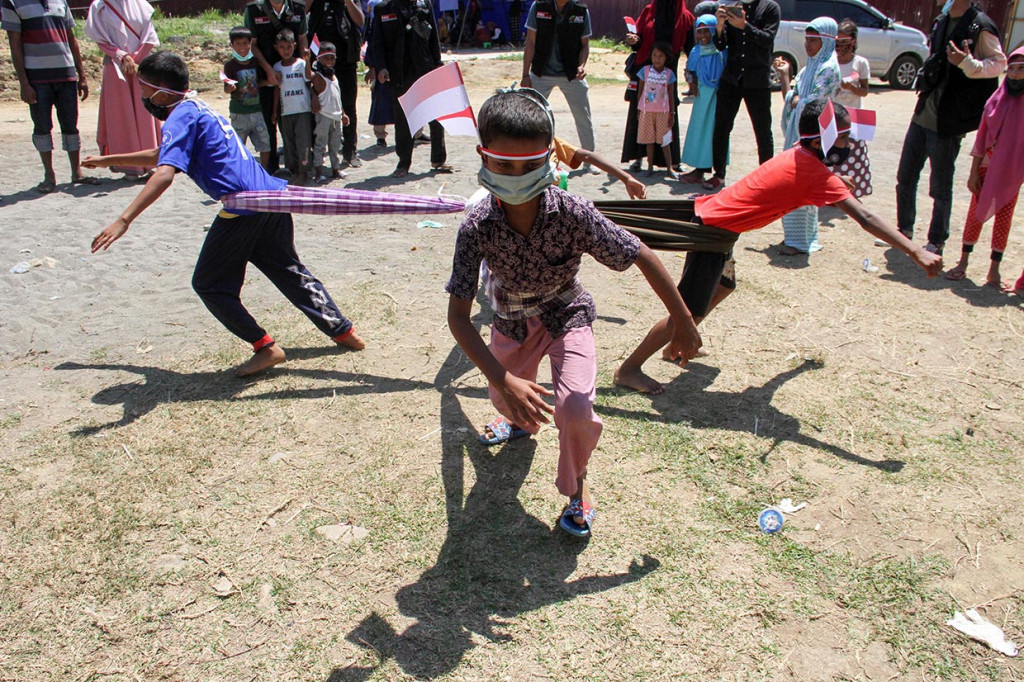 Sejumlah anak pengungsi etnis Rohingya berlomba lompat tarik sarung di tempat penampungan Balai Latihan Kerja (BLK), Desa Meunasah Mee Kandang, Lhokseumawe, Aceh.