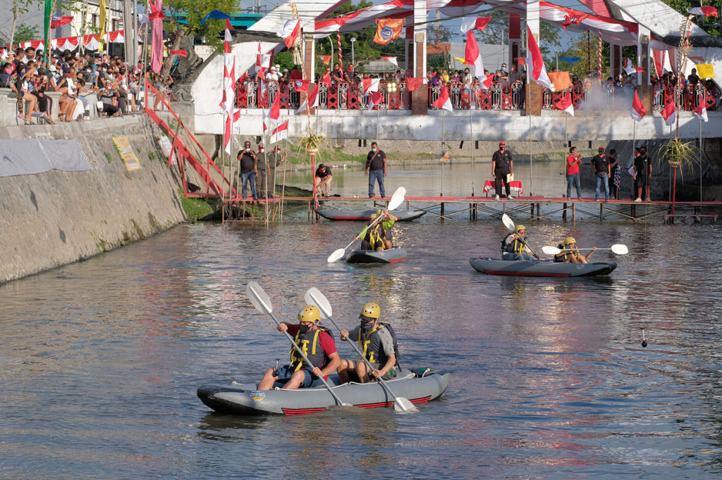 Sejumlah warga negara asing mengikuti balap kayak dalam pekan perayaan Hari Kemerdekaan Republik Indonesia di Sungai Mati, Legian, Badung, Bali.