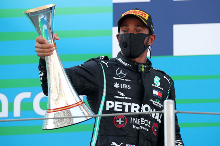 Pembalap Inggris itu tak menemui perlawanan berarti sejak start dari pole position dalam balapan 66 putaran, untuk memperpanjang rekor kemenangannya di Catalunya menjadi lima kali.