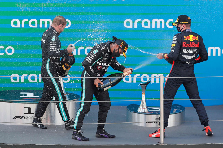 Sementara itu Max Verstappen, yang menang di Silverstone akhir pekan lalu, gagal mengulangi kesuksesannya setelah hanya mampu finis runner-up, 24,177 detik di belakang Hamilton.