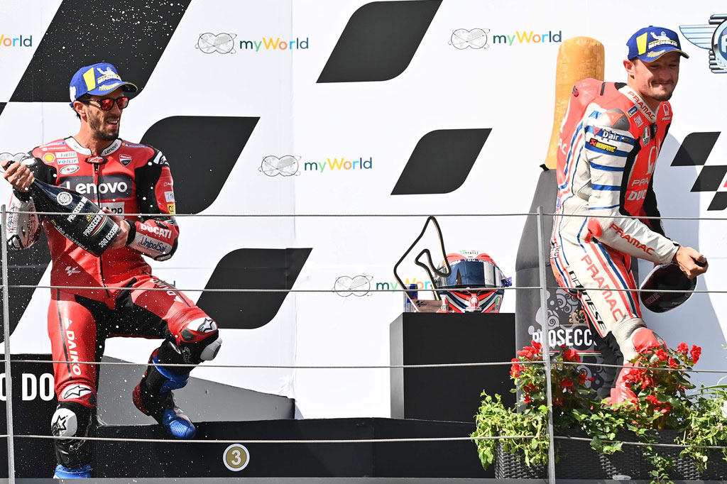 Miller, pembalap tim Pramac kemudian kehilangan tempat keduanya dan harus puas melengkapi podium di peringkat tiga, demikian laman resmi MotoGP.