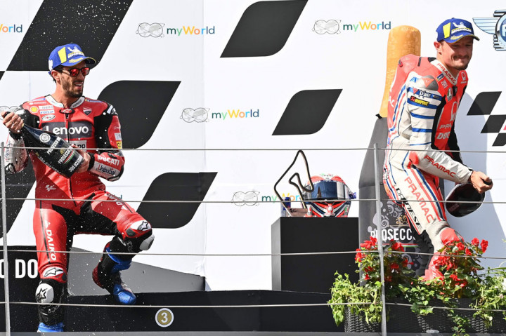 Miller, pembalap tim Pramac kemudian kehilangan tempat keduanya dan harus puas melengkapi podium di peringkat tiga, demikian laman resmi MotoGP.