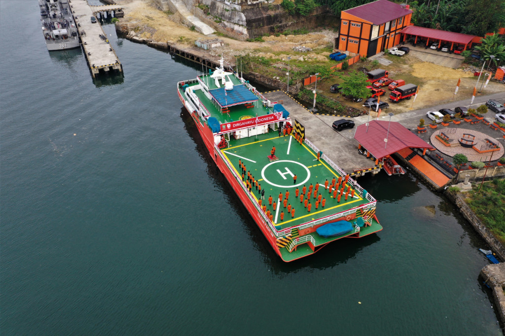 Foto udara personel Basarnas Kendari melaksanakan upacara Hari Kemerdekaan di atas KN SAR Pacitan, Kendari, Sulawesi Tenggara. ANTARA Foto/Humas Basarnas Kendari/Handout/JJ