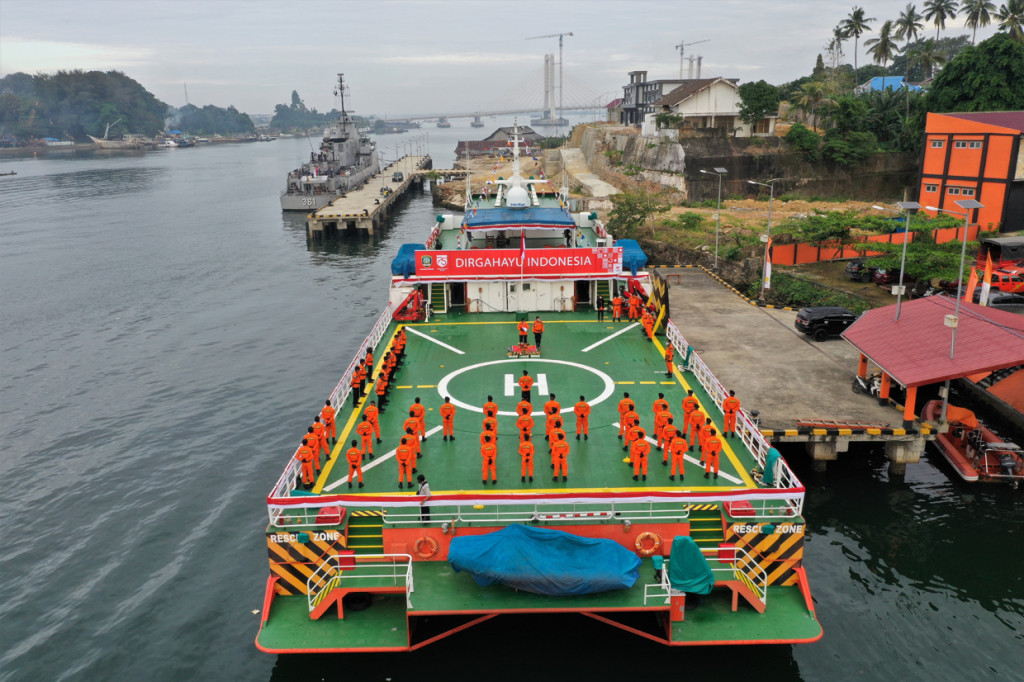 Kapal Negara SAR Pacitan berukuran 60 X 16 Meter tersebut digunakan personel Basarnas Kendari untuk melangsungkan upacara HUT Kemerdekaan ke-75 RI. ANTARA Foto/Humas Basarnas Kendari/Handout/JJ