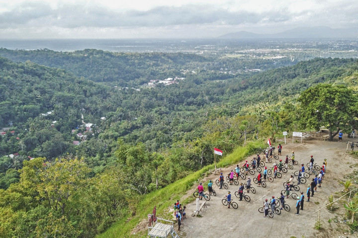 Sejumlah pehobi sepeda gunung atau 