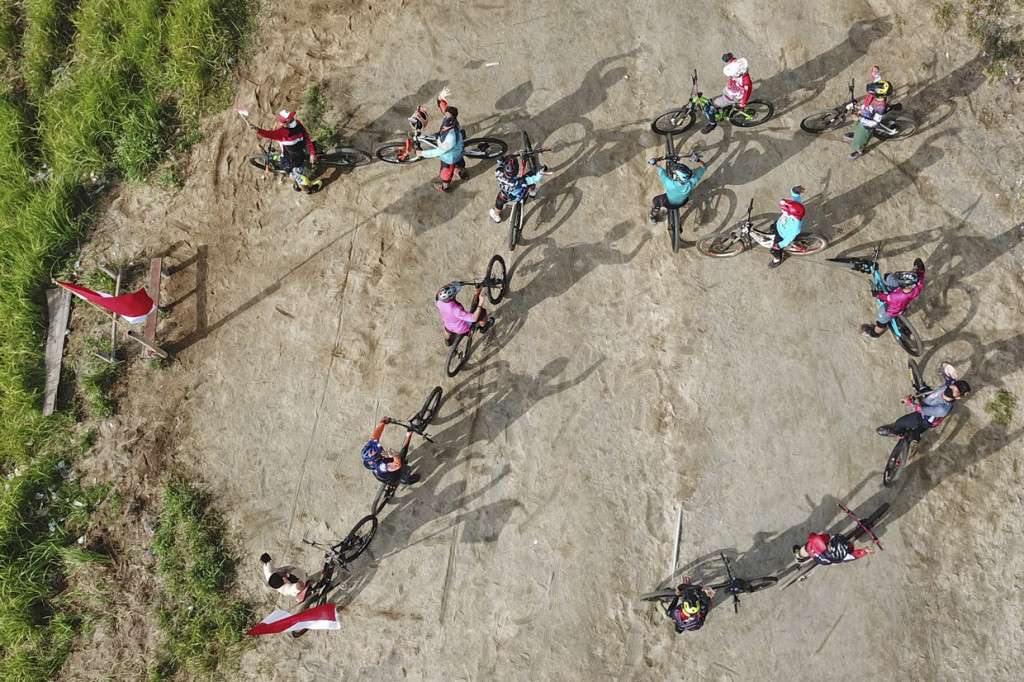Upacara dengan mengibarkan bendera Merah Putih di atas bukit yang diikuti perwakilan komunitas sepeda MTB Lombok tersebut diselelenggarakan untuk memeriahkan HUT ke-75 kemerdekaan RI. ANTARA Foto/Ahmad Subaidi