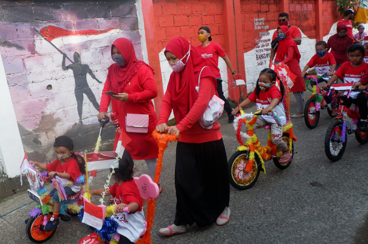 Peserta mengenakan masker dan pelindung wajah saat mengikuti pawai kemerdekaan menuju Jalan Keadilan di Rangkapan Jaya Baru, Depok, Jawa Barat. ANTARA Foto/Wahyu Putro A