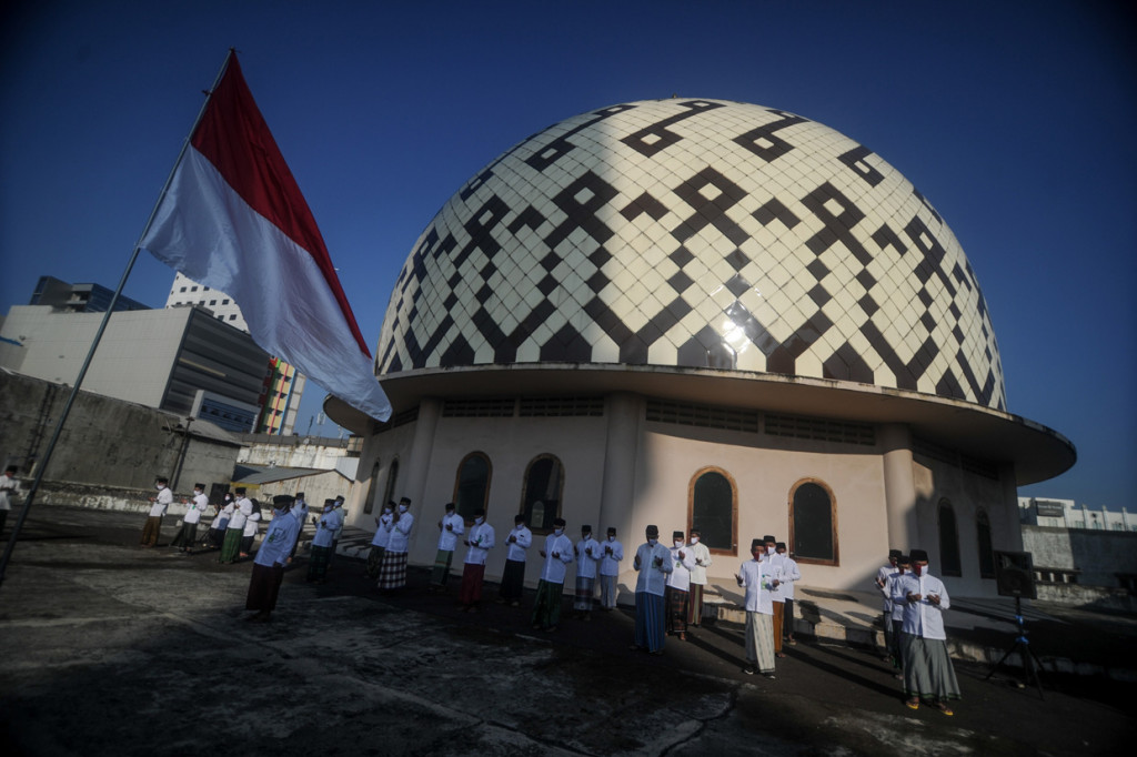 Sejumlah pengurus Dewan Kemakmuran Masjid (DKM) mengikuti upacara peringatan kemerdekaan Republik Indonesia di atap Masjid Raya Bandung, Jawa Barat. ANTARA Foto/Raisan Al Farisi