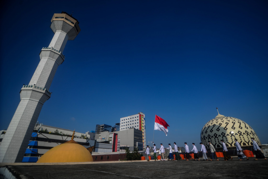Pengurus DKM Masjid Raya Bandung berinisiatif untuk menggelar upacara di atap guna turut berpartisipasi dalam memperingati kemerdekaan Republik Indonesia ke-75 dengan menerapkan protokol kesehatan. ANTARA Foto/Raisan Al Farisi