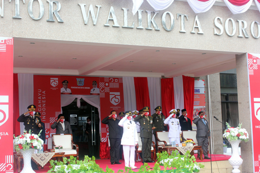 Wali Kota Sorong Pahima Iskandar (tengah) memimpin upacara peringatan HUT Kemerdekaan ke-75 RI di halaman kantor Wali Kota Sorong, Papua Barat. ANTARA Foto/Olha Mulalinda