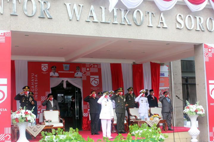 Wali Kota Sorong Pahima Iskandar (tengah) memimpin upacara peringatan HUT Kemerdekaan ke-75 RI di halaman kantor Wali Kota Sorong, Papua Barat. ANTARA Foto/Olha Mulalinda
