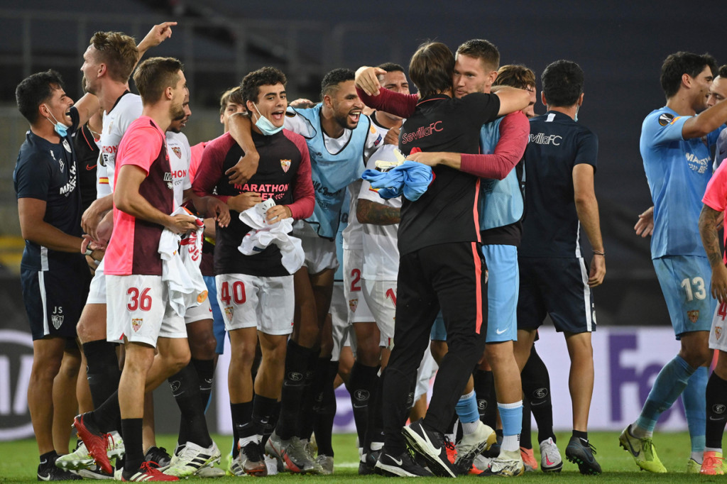 Sevilla melakukan comeback luar biasa saat menghadapi Manchester United. Los Nervionenses menang tipis dengan skor 2-1 atas The Red Devils di Rhein Energie Stadium, Koln, Jerman, Senin 17 Agustus.