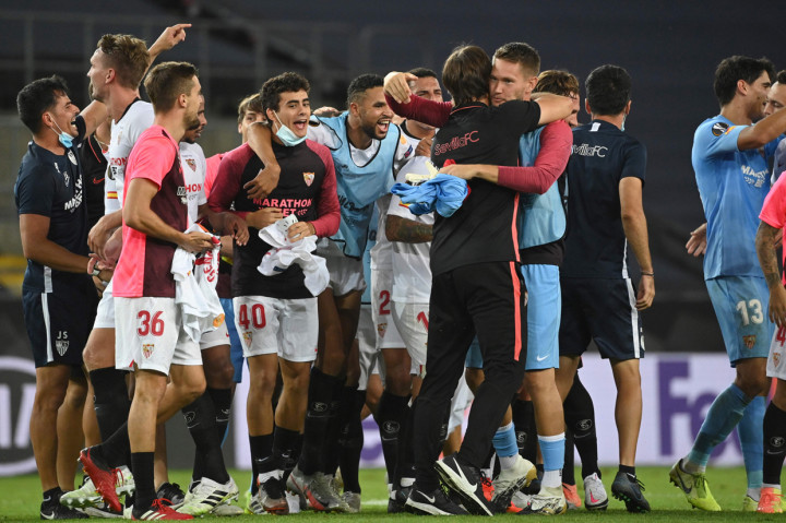 Sevilla melakukan comeback luar biasa saat menghadapi Manchester United. Los Nervionenses menang tipis dengan skor 2-1 atas The Red Devils di Rhein Energie Stadium, Koln, Jerman, Senin 17 Agustus.