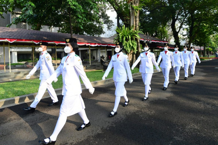 Berbeda dengan tahun sebelumnya yang mencapai 68 orang, tahun ini anggota Paskibraka yang bertugas di istana hanya delapan orang.