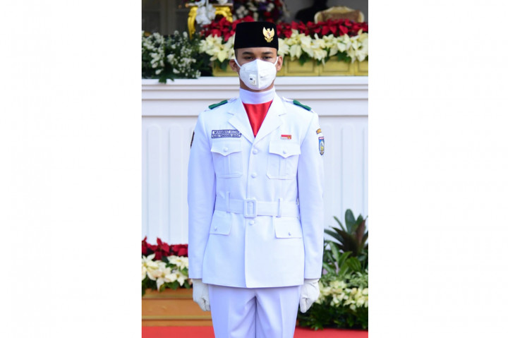 Muhammad Adzan dari Provinsi Nusa Tenggara Barat yang bertugas sebagai komandan kelompok sekaligus pembentang bendera