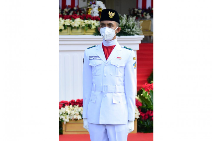 I Gusti Agung Bagus Kade Sanggra Wira Adhinata dari Provinsi Bali yang bertugas sebagai pengerek bendera.