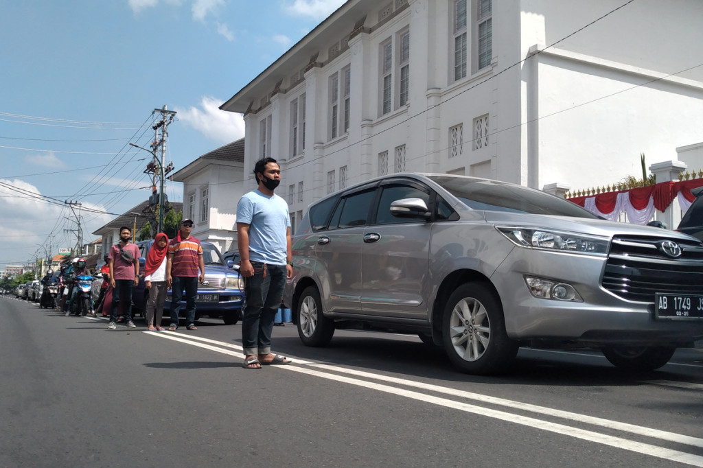 Sejumlah pengendara turun dari kendaraan untuk berdiri mengiringi bunyi detik-detik Proklamasi Kemerdekaan RI 2020. Medcom.id/Ahmad Mustaqim