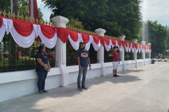 Sejumlah warga menghentikan sejenak aktivitasnya saat dibunyikan di titik nol kilometer Yogyakarta. Medcom.id/Ahmad Mustaqim
