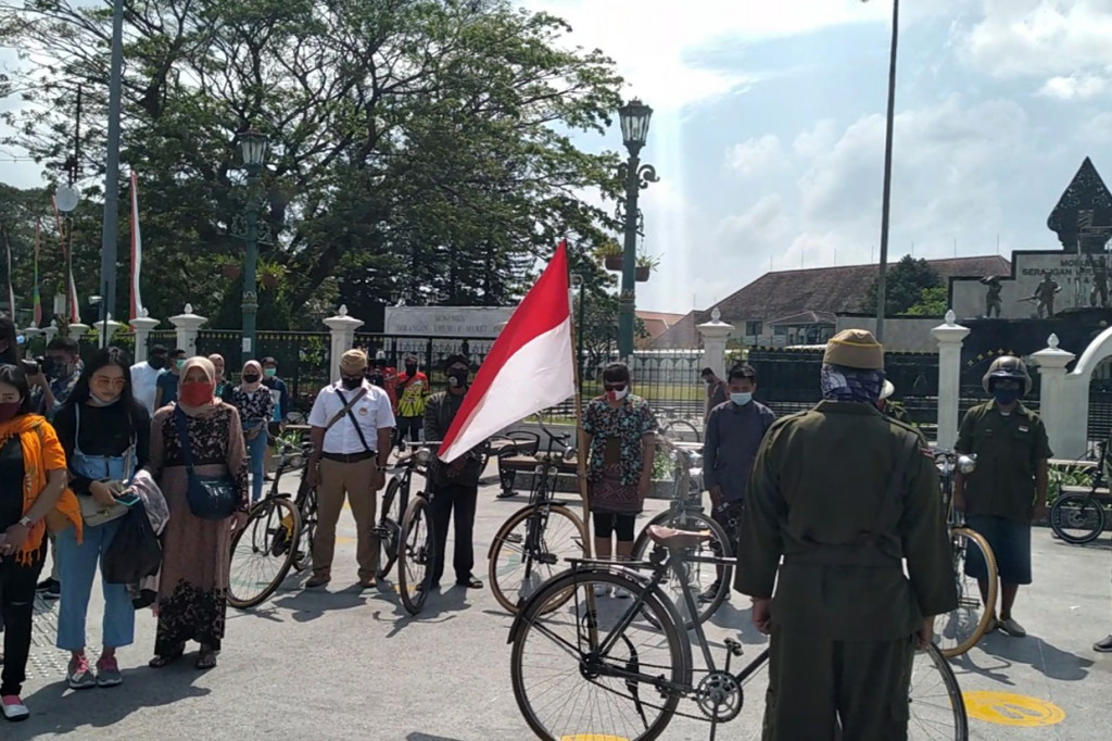 Suasana detik-detik proklamasi saat dibunyikan di titik nol kilometer Yogyakarta. Medcom.id/Ahmad Mustaqim