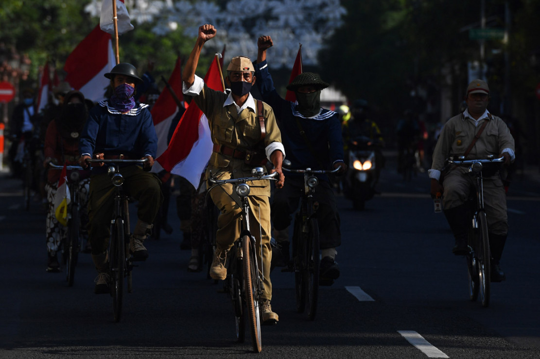  Komunitas Sepeda  Tua Surabaya Gelar Upacara HUT ke 75 RI 