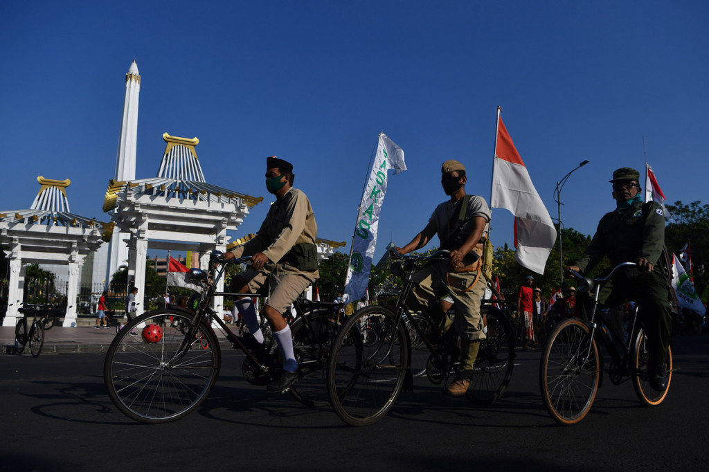 Bersepeda bersama dengan atribut pasukan perjuangan kemerdekaan tersebut dalam rangka memeriahkan HUT ke-75 Kemerdekaan Republik Indonesia.