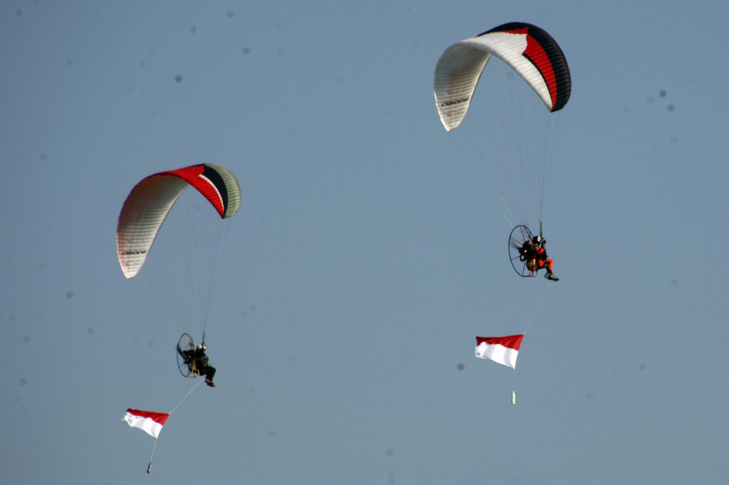 Cabang olahraga dirgantara Paramotor FASI berhasil memecahkan rekor pengibaran bendera Merah Putih pada ketinggian terbang 2.020 m (6.627 kaki) di atas permukaan tanah, hal tersebut dalam rangka perayaan HUT ke-75 Republik Indonesia.
