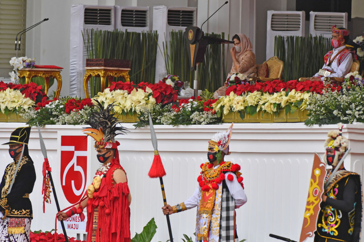 Dalam upacara kali ini, hanya Presiden Jokowi, Wapres Ma'ruf Amin, beserta sejumlah kepala lembaga, yakni Ketua MPR, Ketua DPR serta Panglima TNI dan Kapolri yang hadir di Istana. Sisanya hadir secara virtual. Upacara tahun ini juga tidak mengundang masyarakat umum. ANTARA Foto/Agus Suparto/Handout