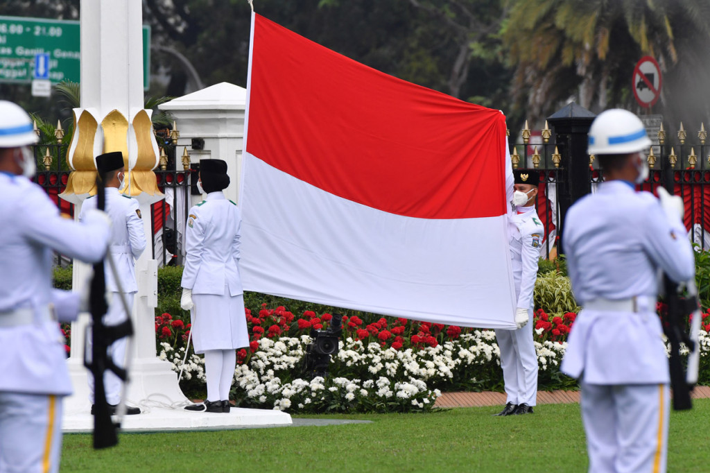 Indrian Puspita Rahmadhani dari Provinsi Aceh terpilih sebagai pembawa bendera Merah Putih, Muhammad Adzan dari Provinsi Nusa Tenggara Barat yang bertugas sebagai komandan kelompok sekaligus pembentang bendera, dan I Gusti Agung Bagus Kade Sanggra Wira Adhinata dari Provinsi Bali yang bertugas sebagai pengerek bendera. ANTARA Foto/Agus Suparto/Handout