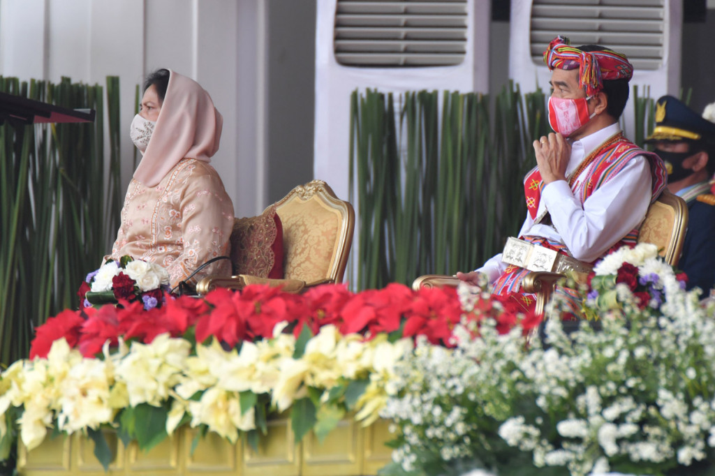 Presiden Joko Widodo (kanan) didampingi Ibu Negara Iriana Joko Widodo (kiri) menghadiri Upacara Peringatan Detik-Detik Proklamasi 1945 di Istana Merdeka, Jakarta. ANTARA Foto/Agus Suparto/Handout