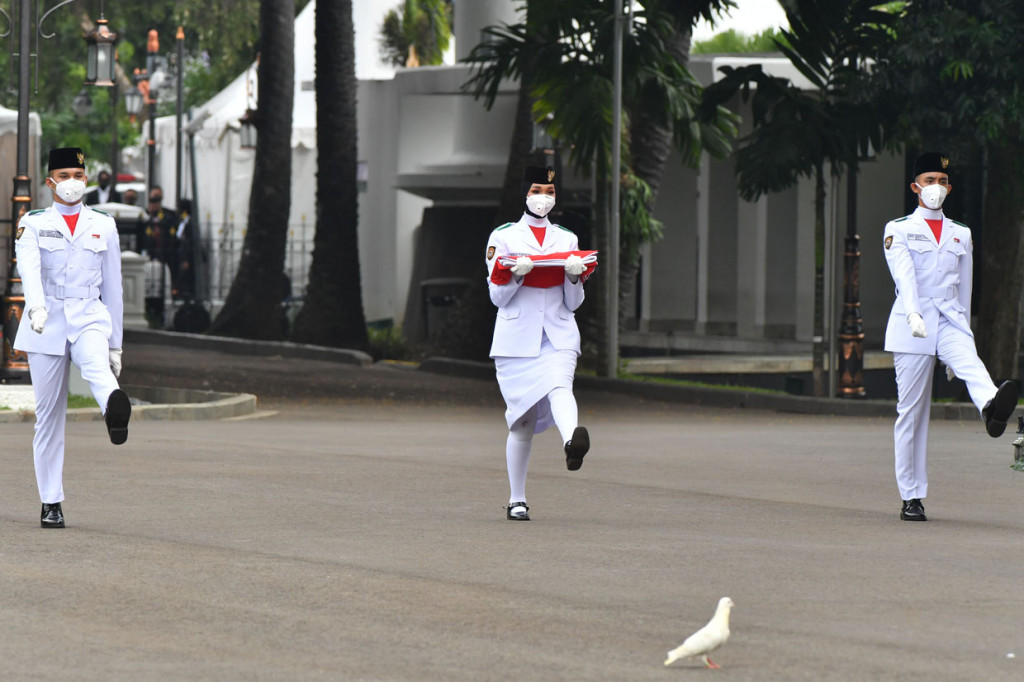 Pasukan Pengibar Bendera Pusaka (Paskibraka) membawa Bendera Merah Putih saat Upacara Peringatan Detik-Detik Proklamasi 1945 yang dipimpin oleh Presiden Joko Widodo di Istana Merdeka, Jakarta. ANTARA Foto/Agus Suparto/Handout