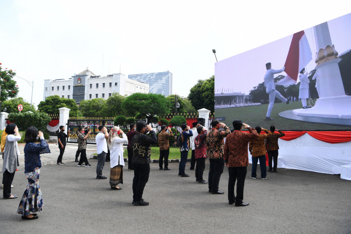 Pekerja memberi hormat saat Upacara Peringatan Detik-Detik Proklamasi melalui layar lebar di Kompleks, Istana Kepresidenan, Jakarta. ANTARA Foto/Hafidz Mubarak A