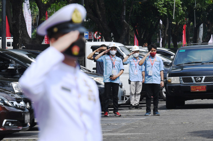 Pemerintah meminta kepada seluruh warga Indonesia untuk melakukan sikap sempurna dan memberi hormat kepada bendera Merah Putih pada pukul 10.17 WIB untuk memperingati detik-detik pembacaan proklamasi. ANTARA Foto/Hafidz Mubarak A